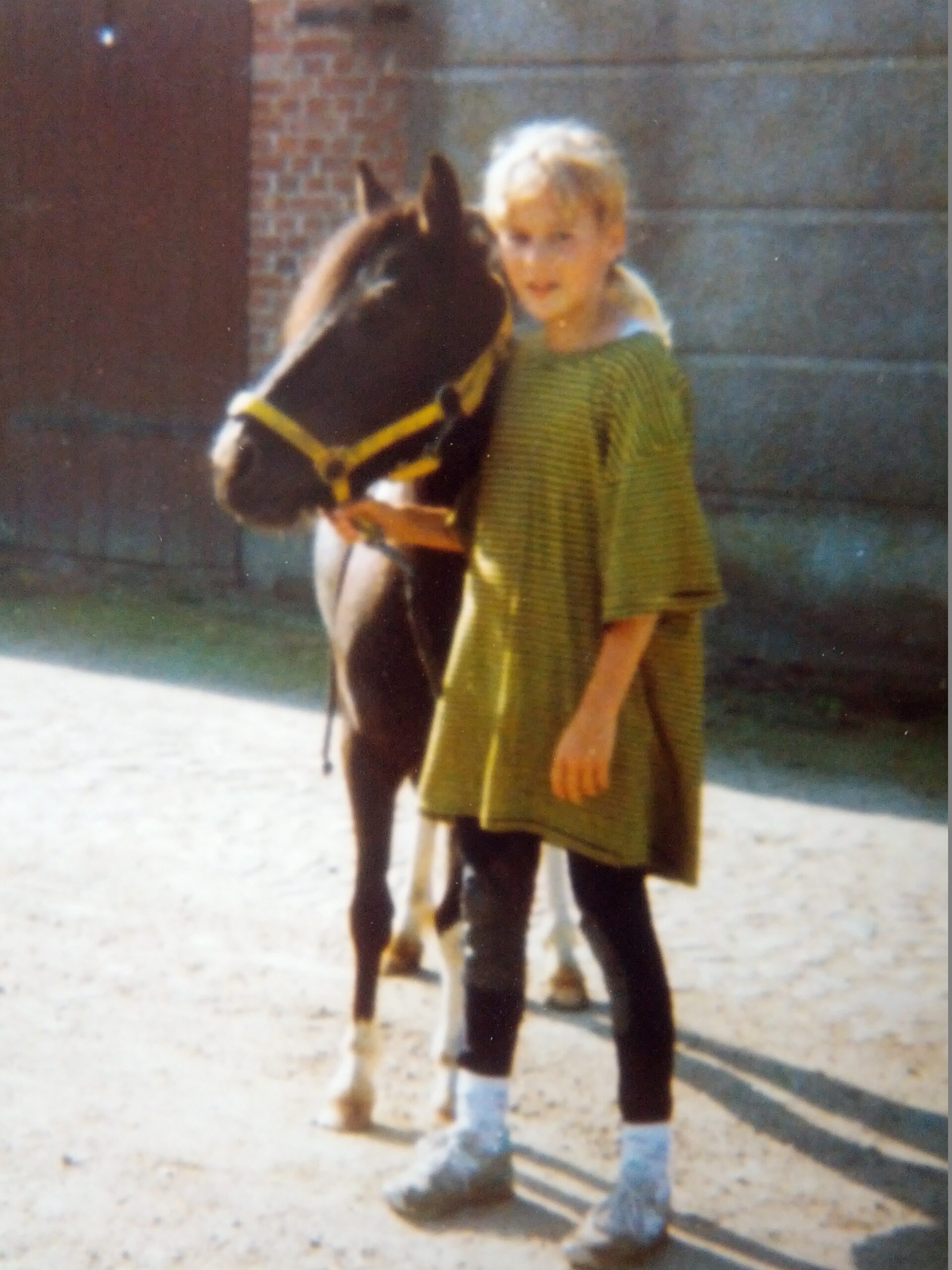 Ein Mädchen hält ein Pony