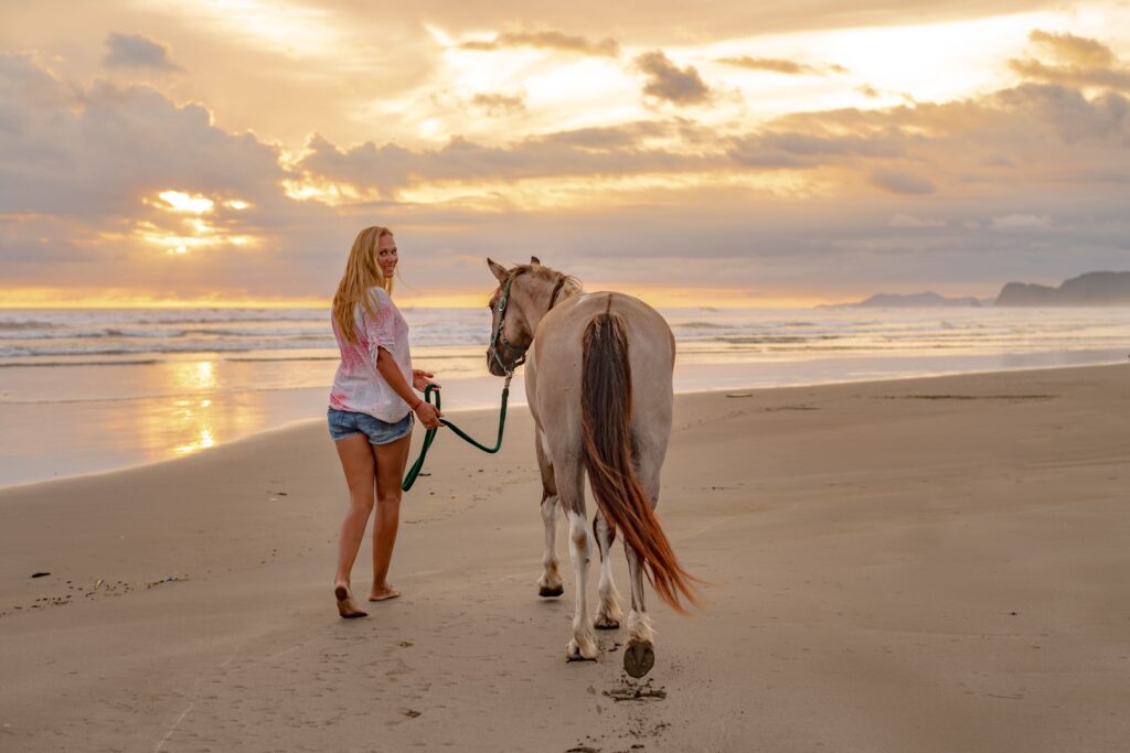 Catherin Seib mit Pferd am Strand – Pferdesprache und Vertrauen