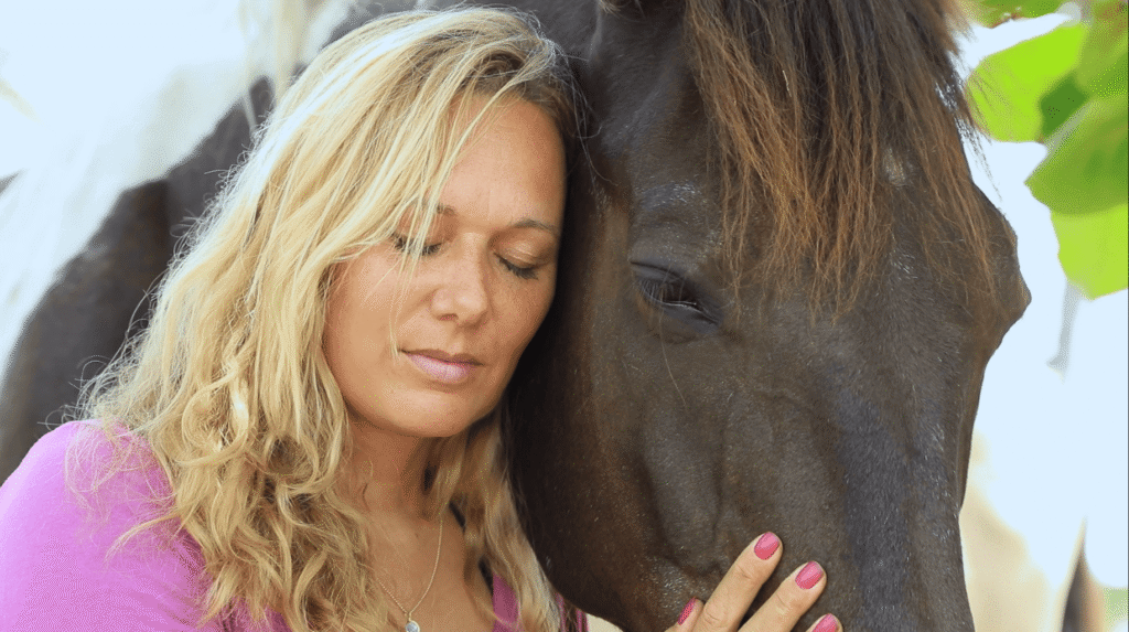 Catherin Seib zeigt wie man mit dem eigenen Pferd spricht – Tierkommunikation Online Kurs