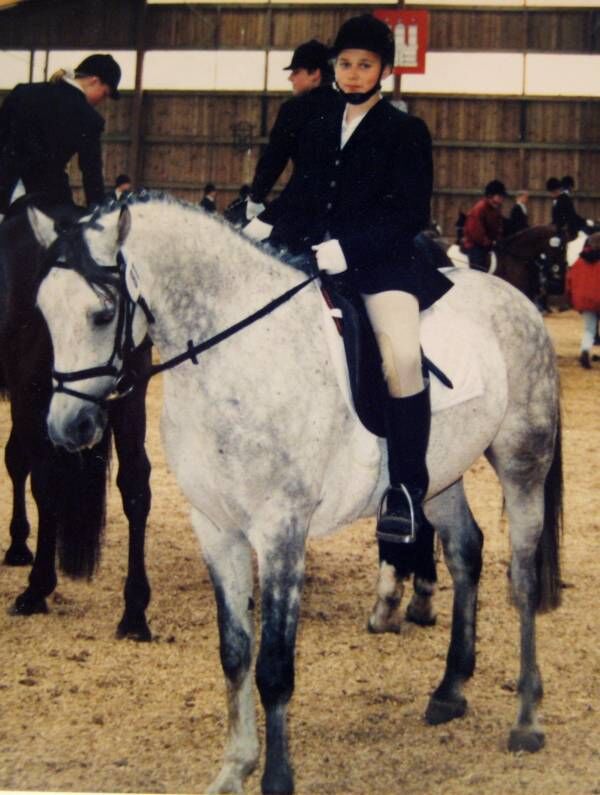 Catherin Seib beim Reiten – frühe Erfahrung mit Pferden